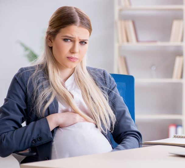 Έγκυος υπάλληλος στο γραφείο - Φωτογραφία, εικόνα