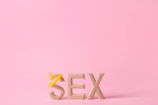 言葉SEXでコンドーム上の色の背景 - 写真・画像