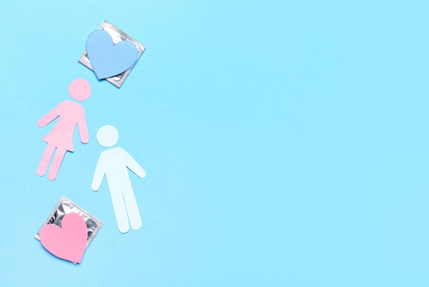Vrouwelijke en mannelijke figuren met condooms op de achtergrond. Erotisch concept - Foto, afbeelding