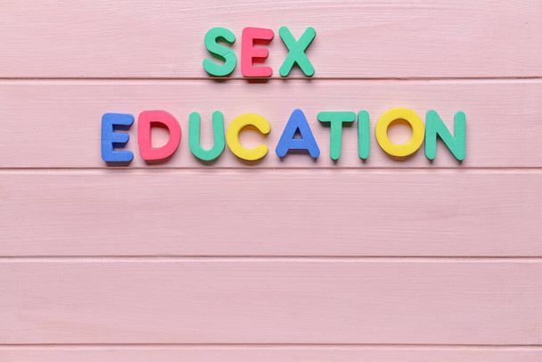 Tekst SEX ONDERWIJS op kleur houten achtergrond - Foto, afbeelding