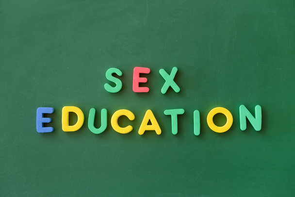 Tekst SEX ONDERWIJS op schoolbord - Foto, afbeelding