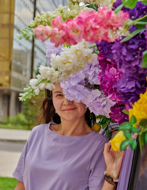 beautiful girl and bright flowers in summer - Fotoğraf, Görsel