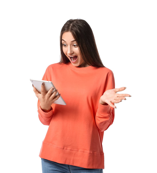 Surprise jeune femme en utilisant un ordinateur tablette sur fond blanc - Photo, image