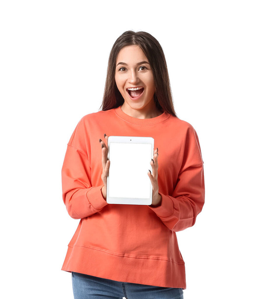 Onnellinen nuori nainen tabletti tietokone valkoisella taustalla - Valokuva, kuva