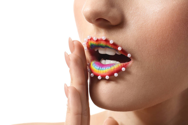 Mulher bonita com lábios de arco-íris no fundo branco, close-up - Foto, Imagem