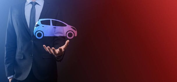 Digital Composite of Man hält Auto-Ikone. Auto-Kfz-Versicherung und Auto-Service-Konzept. Geschäftsmann mit Geste und Auto-Ikone. - Foto, Bild
