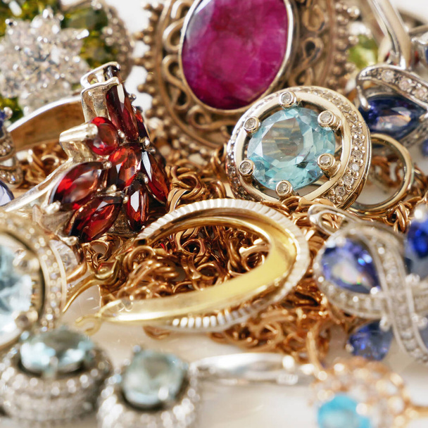 χρυσά κοσμήματα με δαχτυλίδια, σκουλαρίκια και χρυσή αλυσίδα, ενεχυροδανειστήριο έννοια, closeup - Φωτογραφία, εικόνα