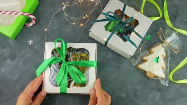 Geschenkboxen mit Trockenfrüchten Nüsse einzeln verpackt Set in weiblichen Händen. Gesunde Ernährung. Weihnachtsfeiertage vorbereiten, Bio-Öko-Naturmix. Bewusster Konsum hausgemachter Süßigkeiten. - Filmmaterial, Video
