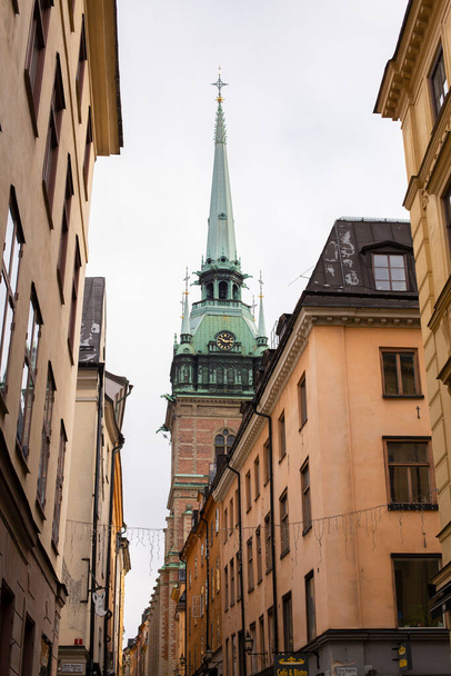 Stockholm, Schweden - 24. September 2017: Stockholm engen Gassen der Altstadt von Gamla stan., Die Spitze der Kuppel des Turms, Stockholm Schweden. - Foto, Bild