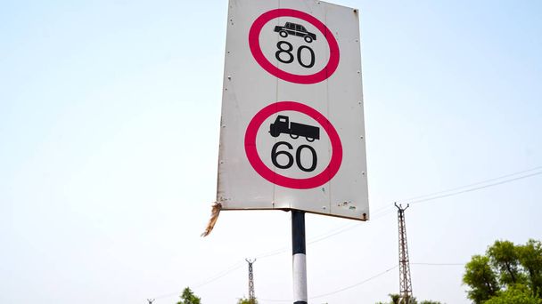 60 bis 80 Tempolimit-Schilder am Straßenrand. Nahaufnahme eines Tempolimits. - Foto, Bild