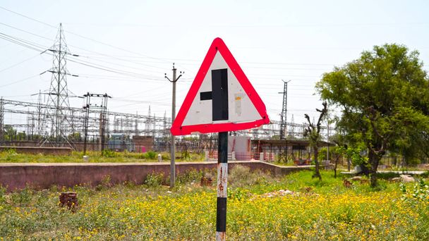 道路標識の実際の閉鎖ショットは、道路上の右側に電源を入れます。交通標識や記号の概念. - 写真・画像
