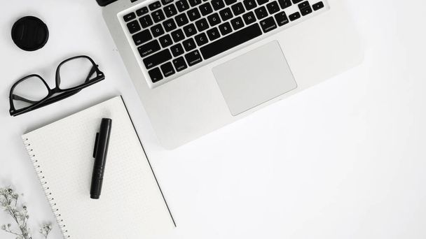 Fare klavyesi ve camlı saf beyaz arkaplan görüntüsü - Fotoğraf, Görsel