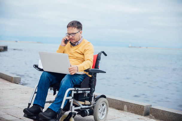 άνθρωπος με αναπηρίες στην επαγγελματική κοινότητα αναπηρικής πολυθρόνας - Φωτογραφία, εικόνα