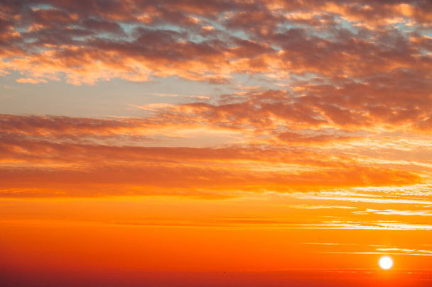 Cloudscape και δραματικό μπλε ουρανό, την ανατολή του ηλίου shot - Φωτογραφία, εικόνα