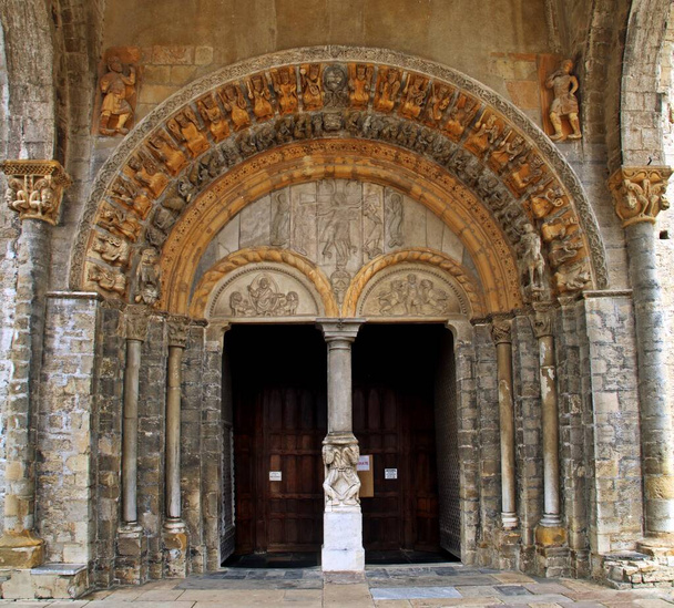 フランスのオロロンサント・マリー大聖堂のドアとティンパヌム。最も高いアーカイブボルトの詳細は黙示録の24長老と天国を呼び起こします. - 写真・画像