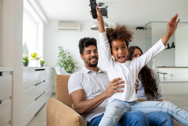 Glückliche multiethnische Familie, die Zeit miteinander zu Hause verbringt. Menschen Spaß Glückskonzept - Foto, Bild