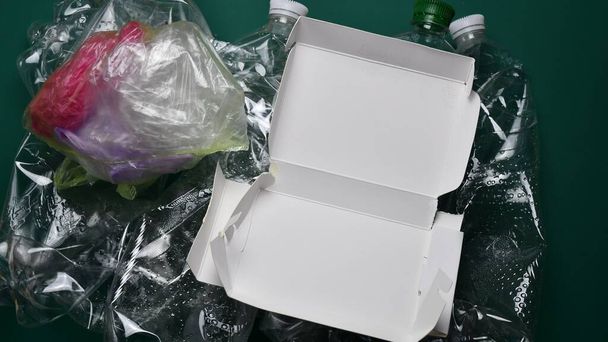 Картонна коробка і пластиковий смітник для переробки
 - Фото, зображення