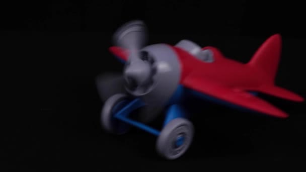De propeller van de Wheeled Toy Airplane is Spinning Black Achtergrond - Video