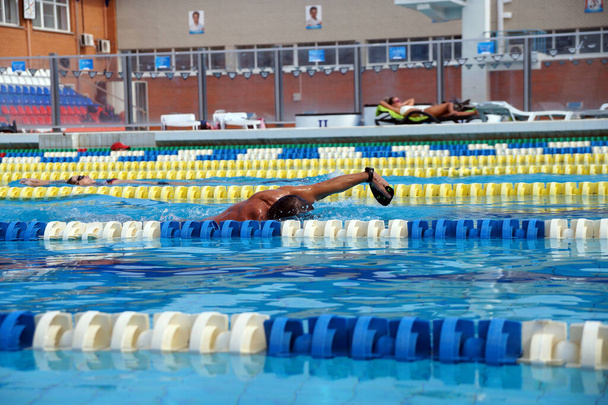 Nuotatore nella grande piscina all'aperto                                - Foto, immagini