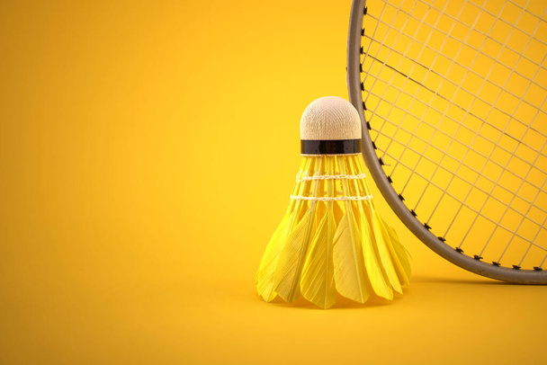 Badminton pióro wahadłowiec koło badminton rakieta nad żółty tło z kopia przestrzeń - Zdjęcie, obraz