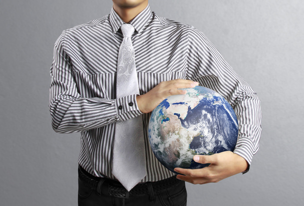 держа в руках глобус Земли (НАСА)
 - Фото, изображение