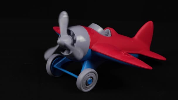 Propeller van speelgoed vliegtuig in de voorkant van de zwarte achtergrond - Video