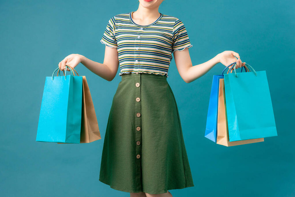 Kobieta z kolorowym torbą na zakupy - Zdjęcie, obraz