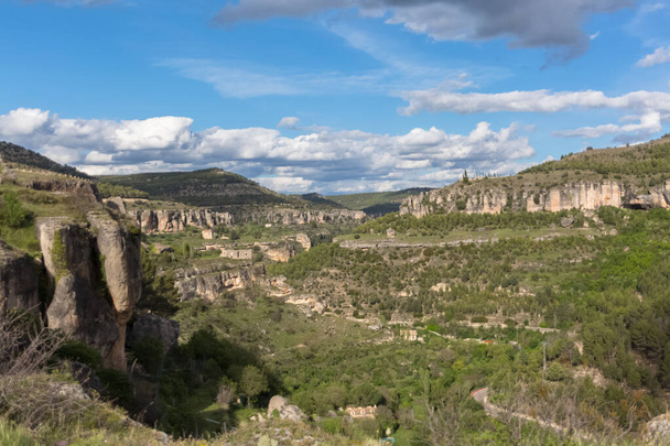 Великолепный вид на очарованный город в Куэнке, природный геологический ландшафт в городе Куэнка, Испания... - Фото, изображение