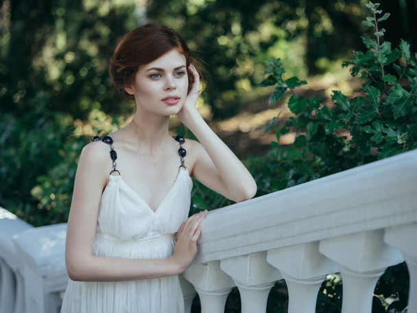 Ελληνίδα με λευκό φόρεμα στο πάρκο φύση μόδα καλοκαίρι - Φωτογραφία, εικόνα