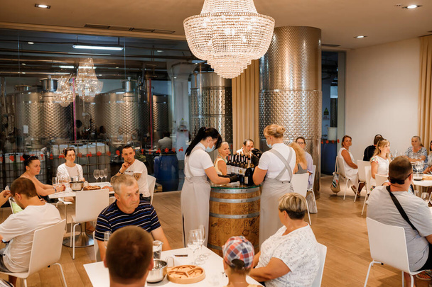 SHABO, UKRAJINA - 29. června 2021: Lidé navštěvují degustaci vinařství Shabo. Vinařská společnost je ukrajinský vinařský komplex s plným výrobním cyklem. - Fotografie, Obrázek