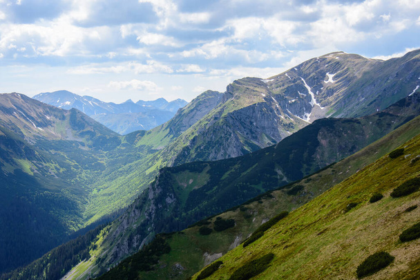 Parque Nacional Tatra en verano. En el camino. Panorama de los Tatras Occidentales. - Foto, Imagen
