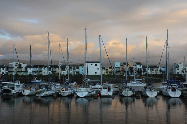 Barcos em um porto ao pôr do sol - Foto, Imagem