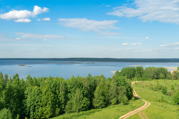 Hermoso paisaje de los lagos Braslav en el sendero ecológico Monte Mayak entre los lagos Snudy y Strusto en un día soleado de verano - Foto, Imagen