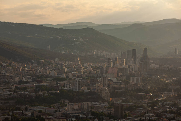 Hermosa vista de Tiflis al atardecer, capital de Georgia. Paisaje urbano - Foto, imagen