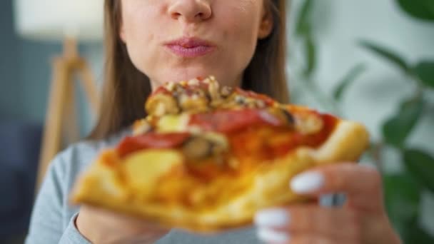 Frau isst Pizza. Nahaufnahme. Konzept von schnellen Bissen und ungesundem Essen - Filmmaterial, Video
