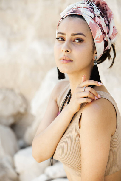 Πορτρέτο μιας όμορφης Ινδής με κασκόλ. Νεαρή χίπισσα που φοράει χειροποίητα κοσμήματα - Φωτογραφία, εικόνα