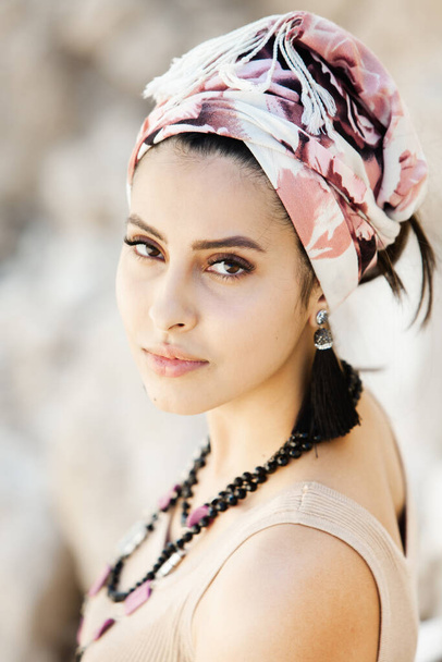 Eşarplı güzel bir Hintli kızın portresi. El yapımı mücevherler takan hippi tarzı genç bir kadın. - Fotoğraf, Görsel