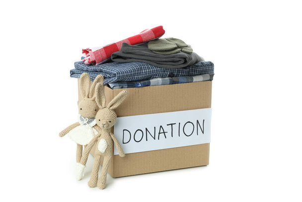 Donatie doos met kleding geïsoleerd op witte achtergrond - Foto, afbeelding