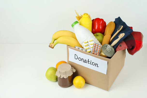Concepto de donar con caja de donación sobre fondo blanco - Foto, Imagen