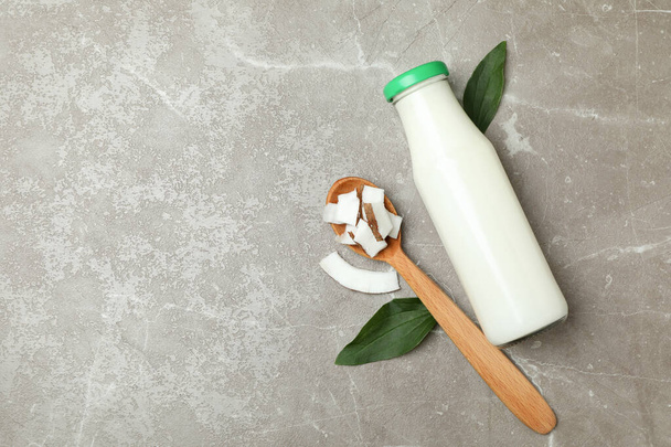 Concepto de leche de coco sobre fondo texturizado gris - Foto, Imagen