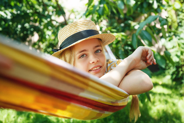 Vacanza estiva - bella ragazza su un'amaca colorata - Foto, immagini