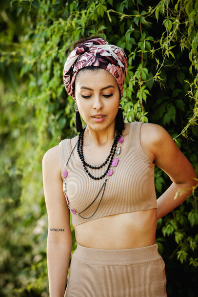 Portret van een mooi Indiaas meisje in sjaal. jonge hippie stijl vrouw dragen handgemaakte sieraden - Foto, afbeelding