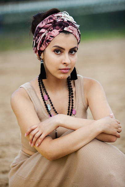 Retrato de una hermosa chica india en pañuelo. Joven mujer de estilo hippie con joyas hechas a mano - Foto, imagen
