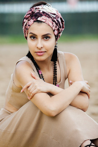 Porträt eines schönen indischen Mädchens in Schal. Junge Frau im Hippie-Stil trägt handgemachten Schmuck - Foto, Bild