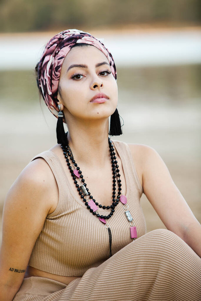 Retrato de una hermosa chica india en pañuelo. Joven mujer de estilo hippie con joyas hechas a mano - Foto, imagen
