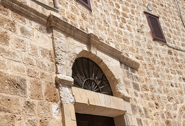 Декоративная резьба по камню над входом в православный собор Святого Георгия в старом городе Акко на севере Израиля - Фото, изображение