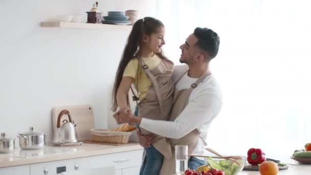Közel-keleti apa és a kicsi lánya táncolnak szórakozás a konyhában - Felvétel, videó