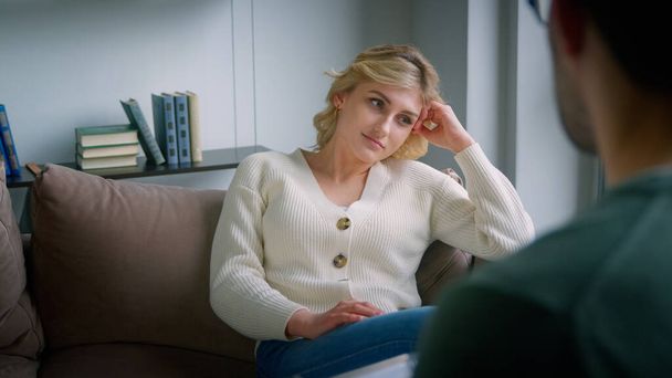 Atraktivní žena na gauči mluví o svých problémech u psychiatra - Fotografie, Obrázek