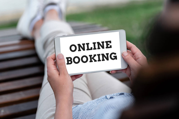 Käsiala teksti Online Booking. Liiketoiminnan yleiskatsauksen avulla kuluttajat voivat varata toimintaan verkkosivuston kautta Voice And Video Calling Capaities Connecting People Together - Valokuva, kuva