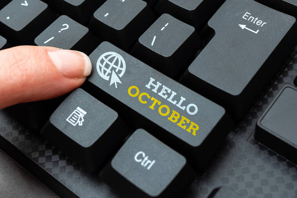 Handschriftlicher Text Hallo Oktober. Konzept zur Begrüßung des 10. Monats des Jahres: Neue Blog-Inhalte eintippen, Filmskripte schreiben, Computercodes erstellen - Foto, Bild